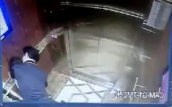 Sàm sỡ bé gái trong thang máy - hành vi lệch lạc tình dục nguy hiểm